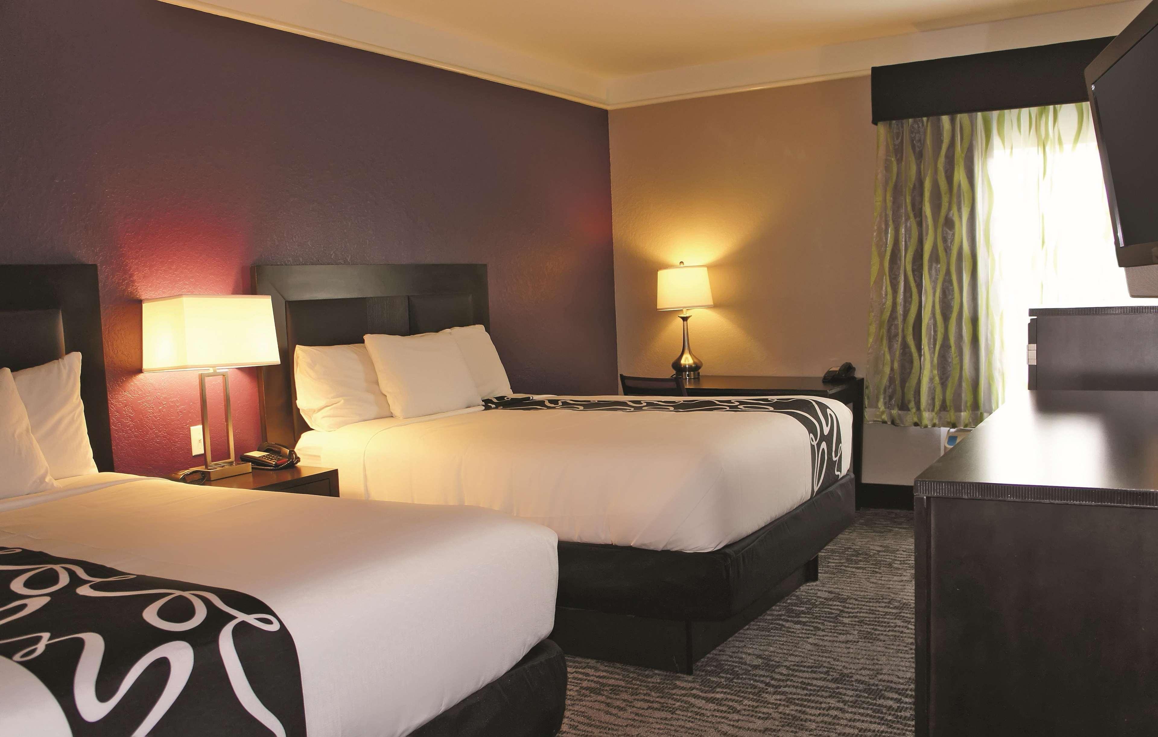 La Quinta By Wyndham Pearland Hotel Exterior photo