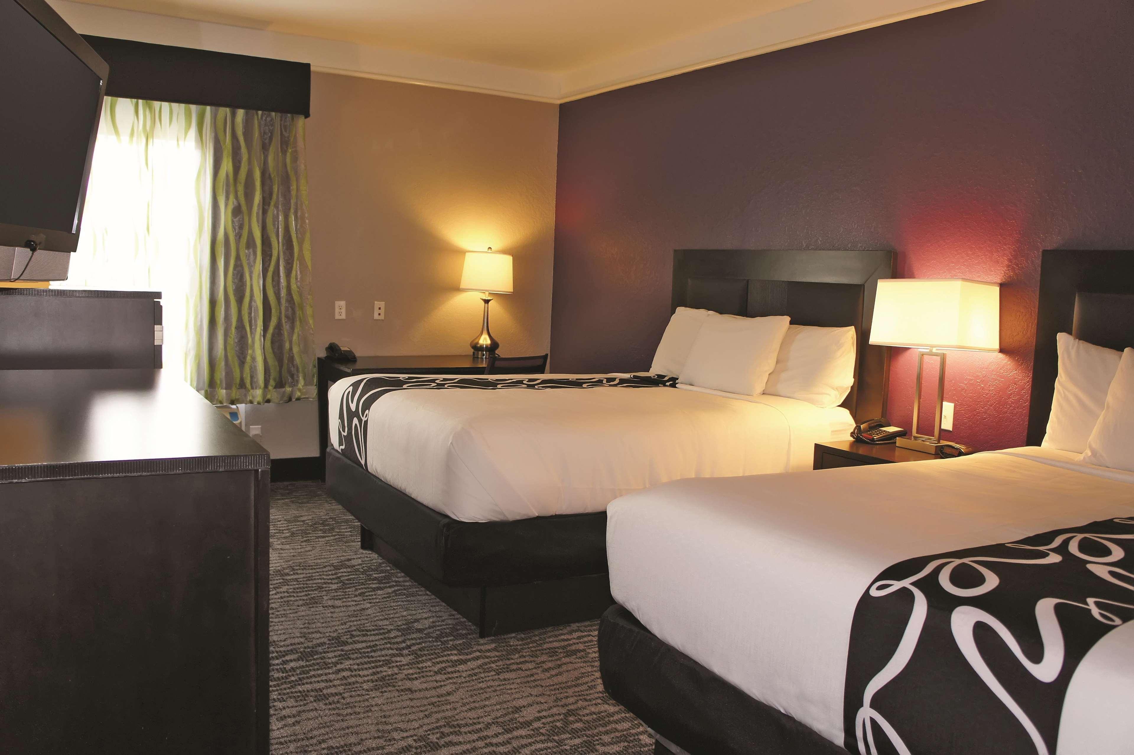 La Quinta By Wyndham Pearland Hotel Exterior photo
