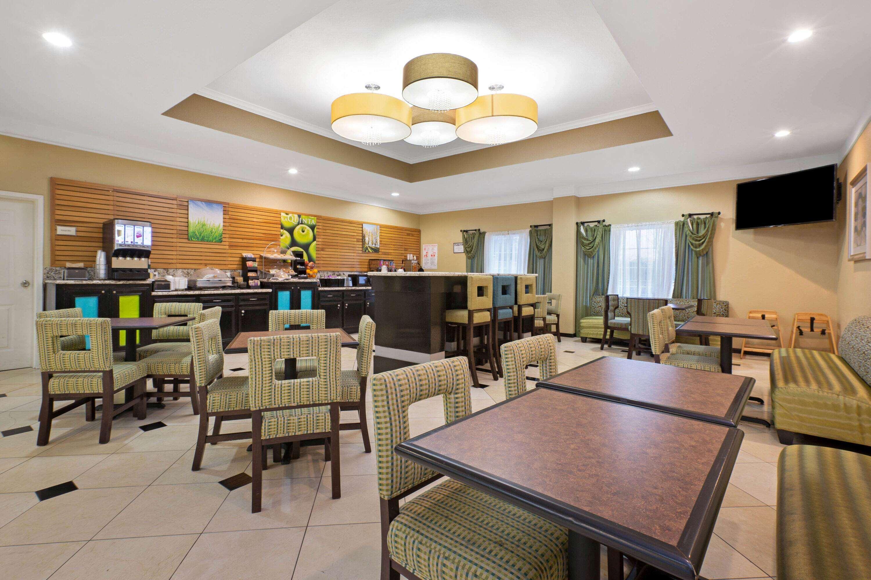 La Quinta By Wyndham Pearland Hotel Exterior photo
