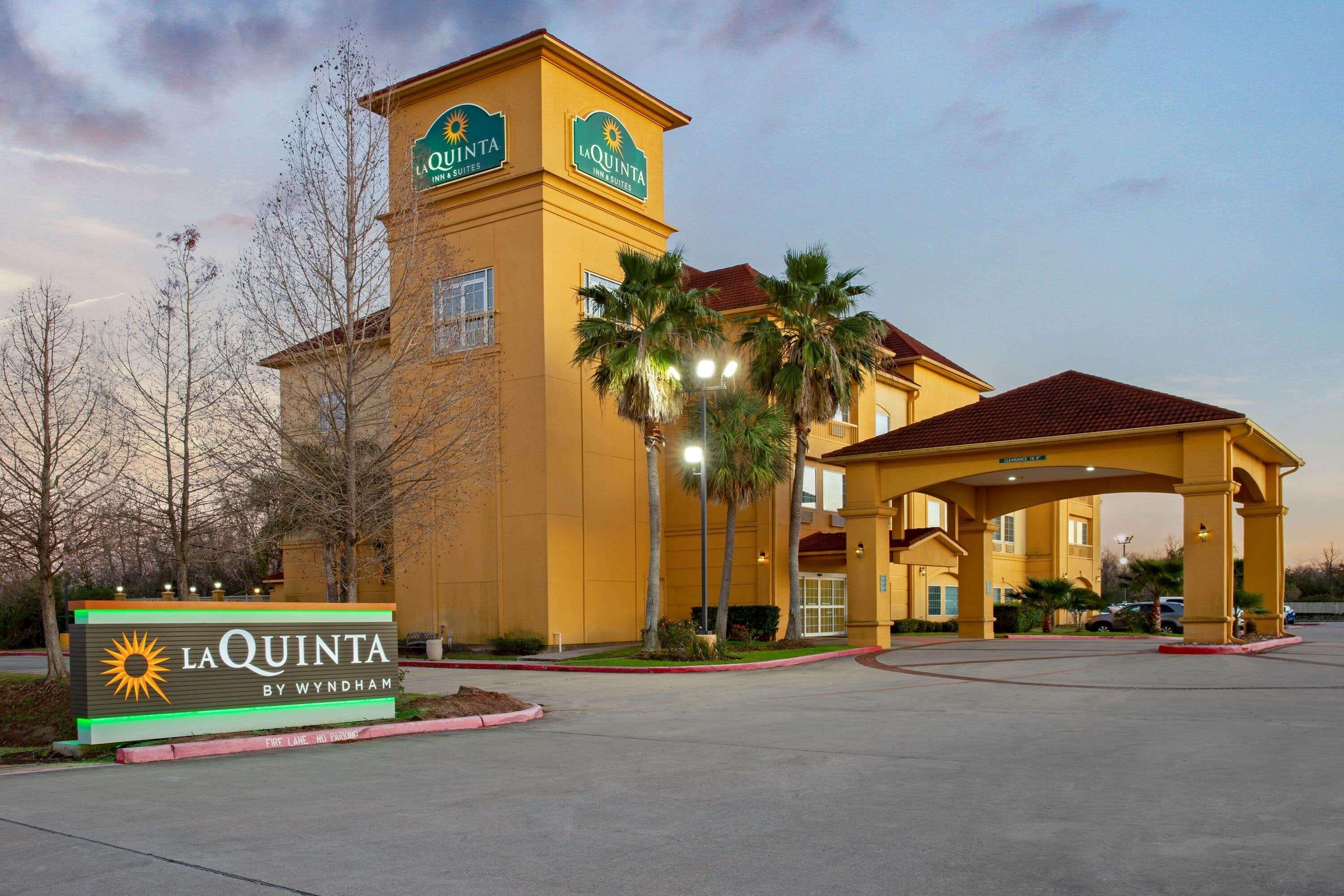 La Quinta By Wyndham Pearland Hotel Exterior photo