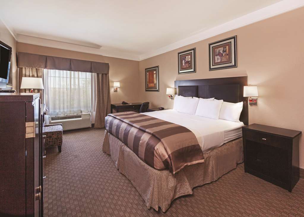 La Quinta By Wyndham Pearland Hotel Room photo