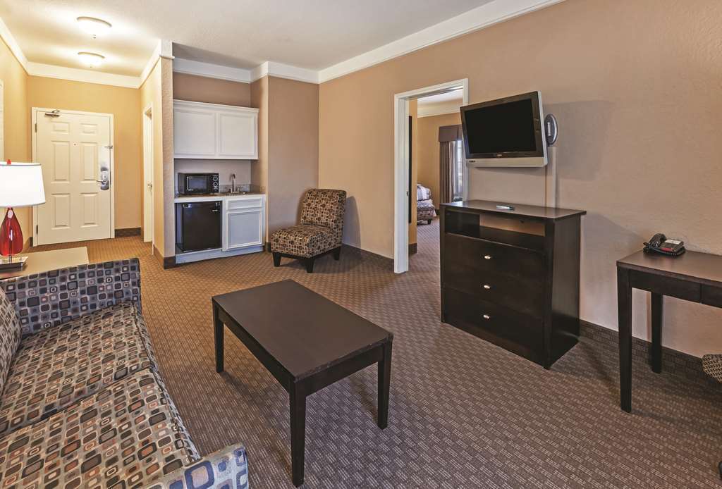 La Quinta By Wyndham Pearland Hotel Room photo