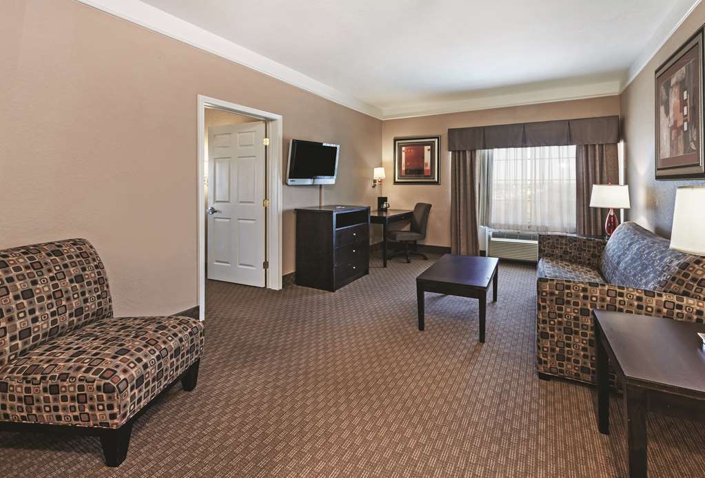 La Quinta By Wyndham Pearland Hotel Room photo