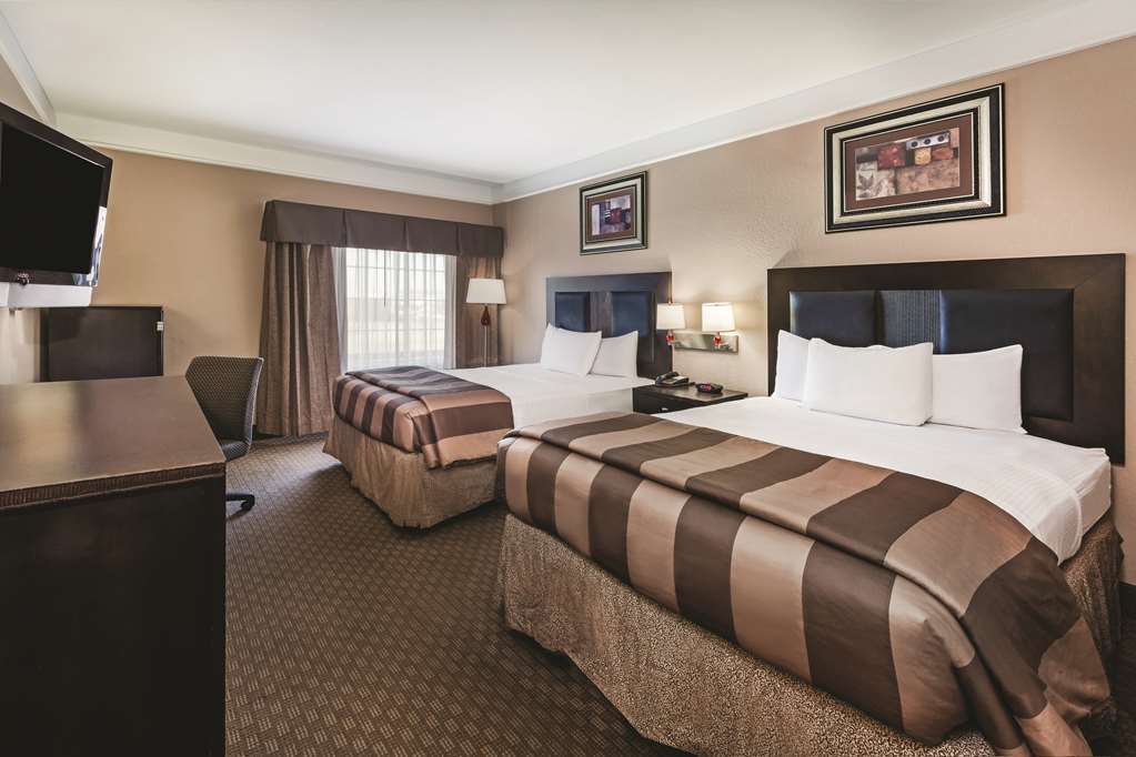 La Quinta By Wyndham Pearland Hotel Room photo